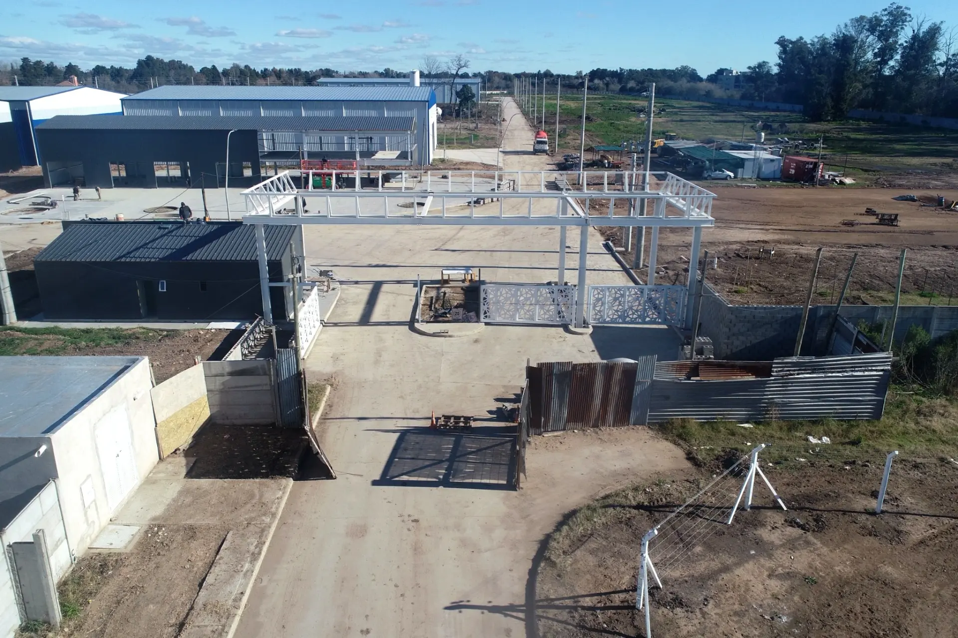 Vista aérea del acceso al Parque Industrial El Rodeo, con naves y portal de ingreso